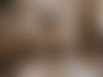 Erschöpfte Mutter sitzt zwischen Spielzeug, Unterlagen und Alltagschaos im Wohnzimmer. Das Bild symbolisiert emotionale Belastung, Verantwortung und die unsichtbare Überforderung vieler Mütter.