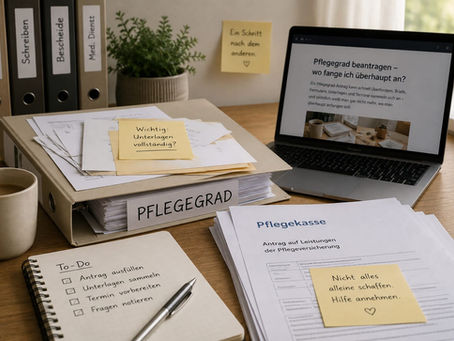 Unterlagen und Pflegegrad-Antrag auf einem Schreibtisch mit Ordnern und Notizen zur Unterstützung bei Behörden und Pflegekasse.