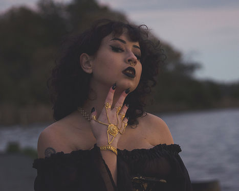 Hand chain on model