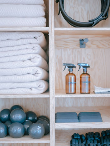 lighter Pilates Equipment Schrank