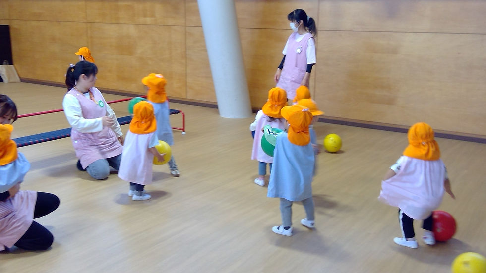 ぞう・くま組で新ホールを借りて、フラフープやボールで遊びました！ボールを先生と一緒に転がしたり、フラフープで電車ごっこをしたりジャンプをしたりと新しい遊びに挑戦しました♪最初は初めての新ホールにドキドキしていたけれど楽しく遊ぶことができました😊