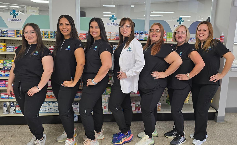 Equipo de Pharma Solutions en su farmacia de Mayagüez, Puerto Rico