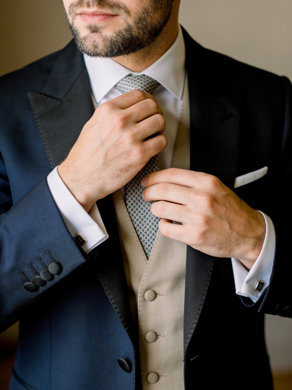 Hombre elegante preparándose para una boda, representando la etiqueta de un buen invitado.