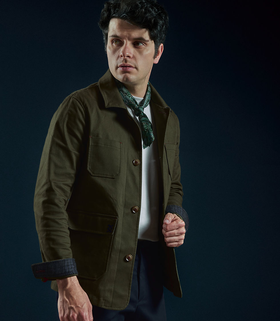 Hombre usando prenda elegante de la tienda online Valencia Sartoriale