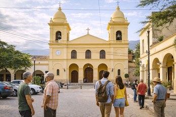 Iglesia principal de Cafayate vista desde la calle, rodeada de arquitectura urbana y movimiento local.