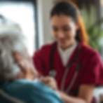 Personal de salud atendiendo a paciente en el hogar con servicio de hospice