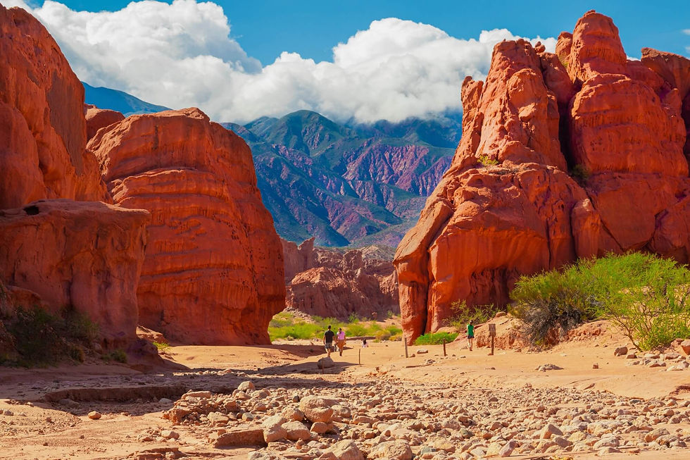 Visiteurs explorant les paysages naturels de roches rouges à Cafayate, Salta