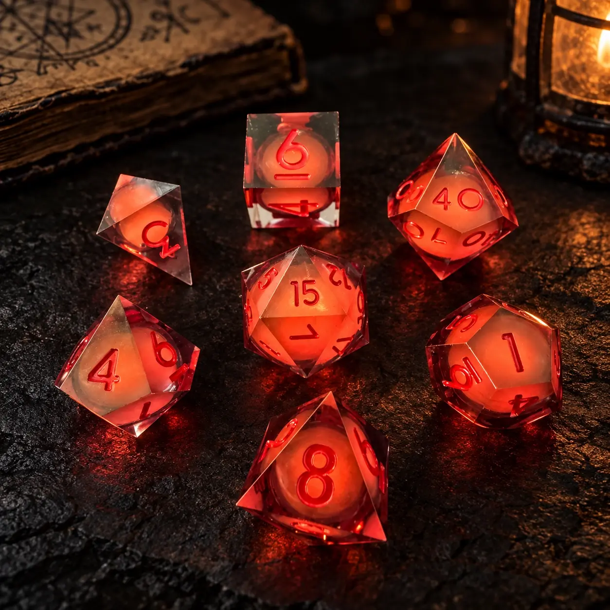 Sept dés JDR L’Arcane Captif à noyau liquide rouge orangé, posés sur une table sombre près d’un grimoire et d’une lanterne