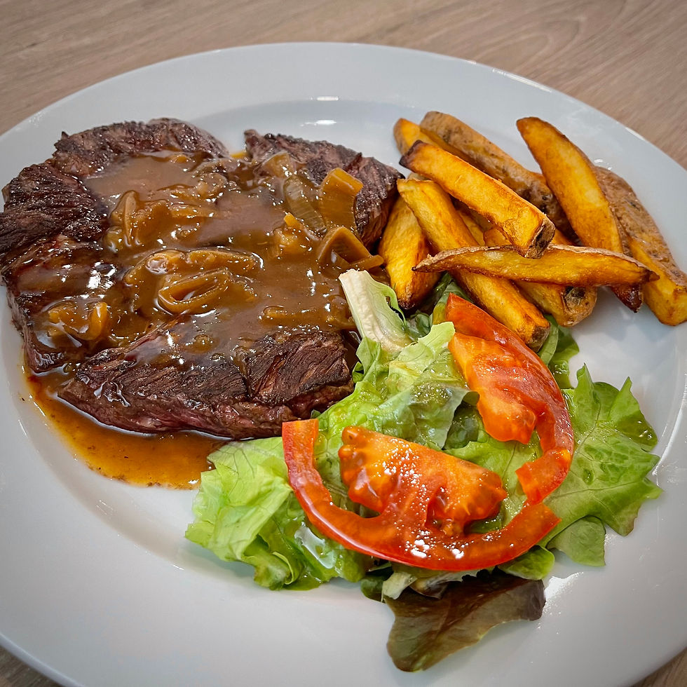 Plat traditionnel steak frites – brasserie Labelvie à Pomérols