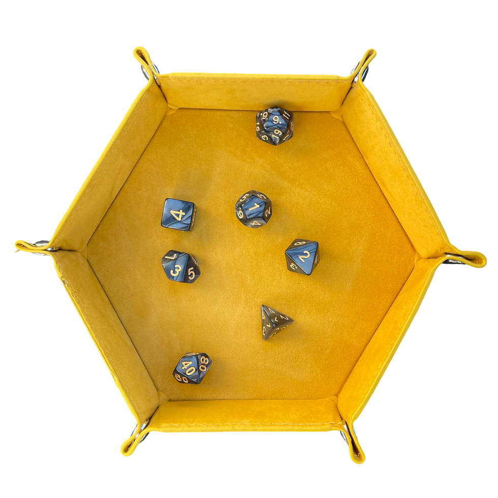 Piste de dés hexagonale en velours jaune avec dés bleus et dorés, vue de dessus, accessoire pour jeux de rôle.