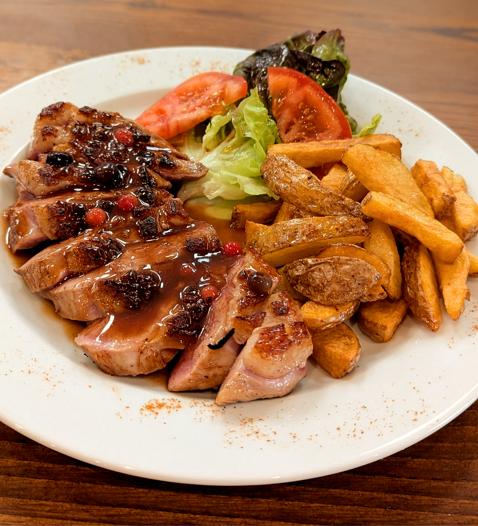 Magret de canard rôti servi avec sa sauce chez Labelvie à Pomérols