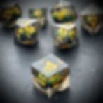 dé RPG transparent avec œil de dragon jaune flottant à l’intérieur