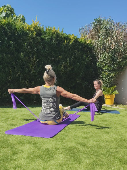 Séance de stretching en extérieur avec élastique, animée par Pur Mouvement pour améliorer la souplesse, la mobilité et le bien-être.