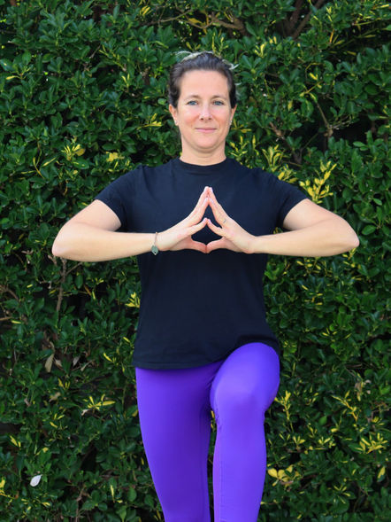 Exercice de Pilates en extérieur avec Pur Mouvement pour travailler l’équilibre, la posture et la concentration.