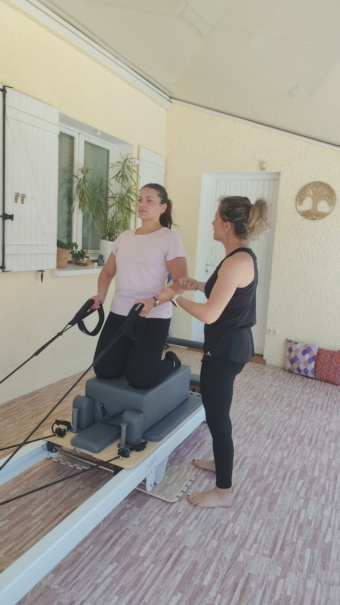Séance de Pilates Reformer avec accompagnement personnalisé à Agde pour renforcer les muscles profonds, améliorer la posture et la mobilité.