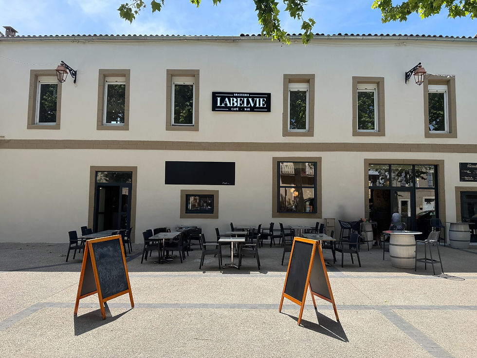 Moment de détente en terrasse sous le soleil de Labelvie