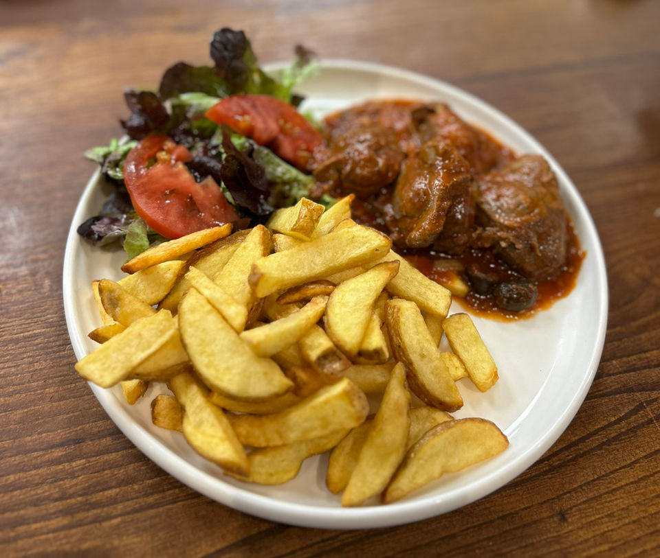 Frites maison dorées et croustillantes servies avec une viande