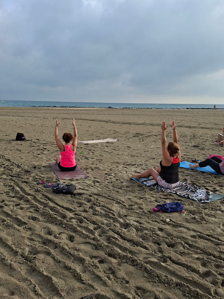 Cours collectif de Pilates sur la plage avec Pur Mouvement près d’Agde