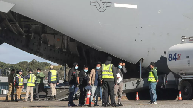 Handout picture released by Guatemalan Migration Institute shows Guatemalan migrants descending from an US military plane after being deported from US at the Guatemalan Air Force Base in Guatemala City on January 24, 2025. © Guatemalan Migration Institute via AFP