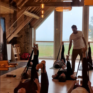 cours de yoga face à la mer d'iroise