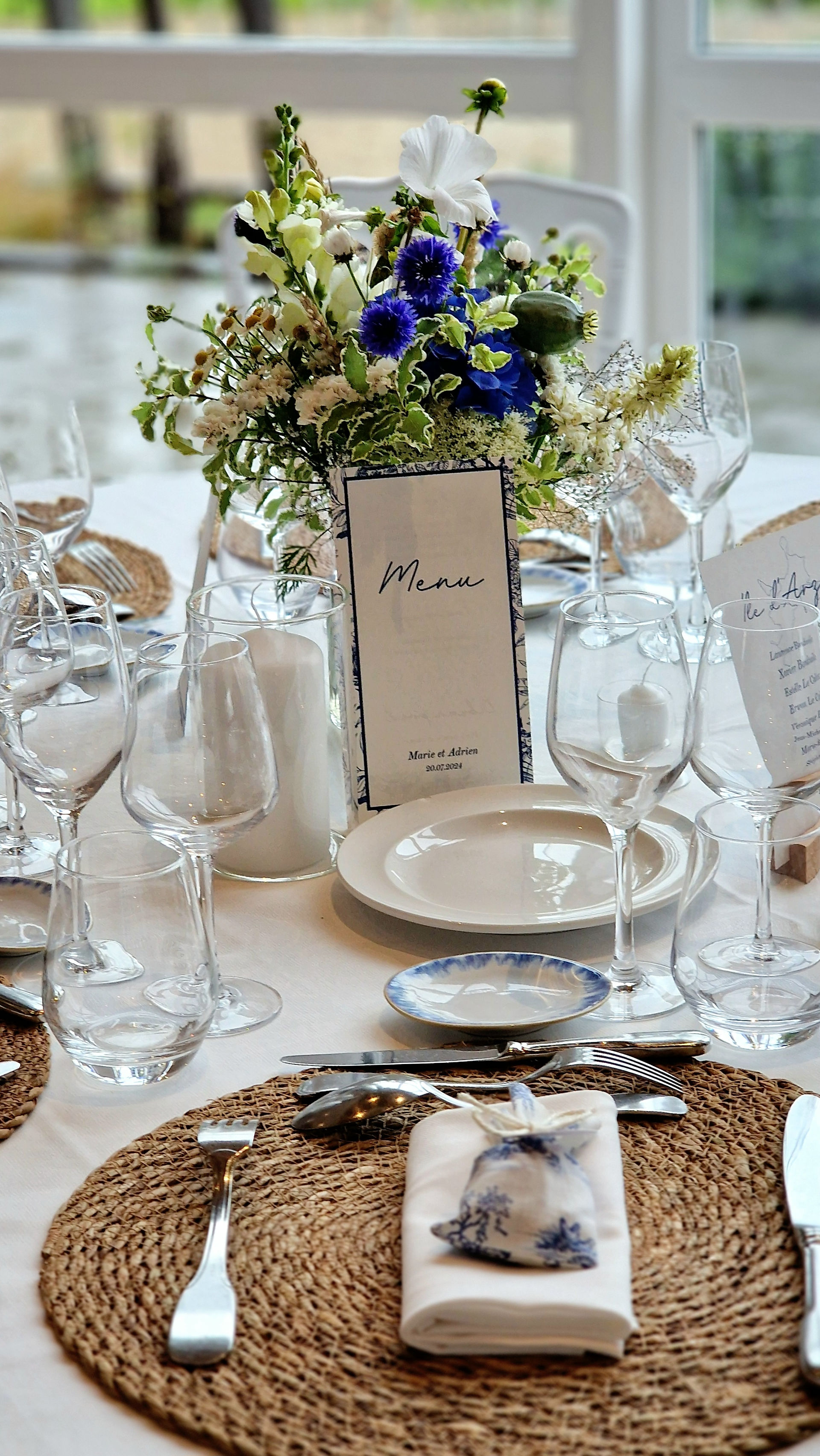 décoration de mariage centre de table fleurs bleues et blanche couverts