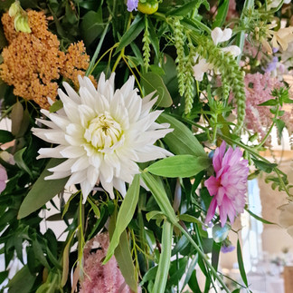 décoration de mariage fleurs colorées