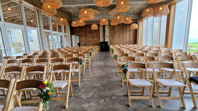 Salle de cérémonie laique chauffée et lumineuse en plus de sa vue mer