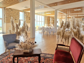 Petit mariage grande salle - coin salon décoré