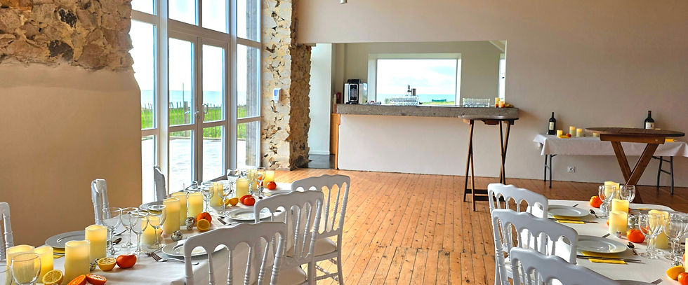 salle de danse et bar dans un domaine de réception avec vue mer 