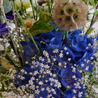 décoration de mariage bouquet fleurs bleues et blanches