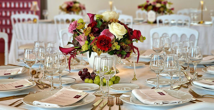 photo dans centre de table de mariage sur le thème du vin et floral