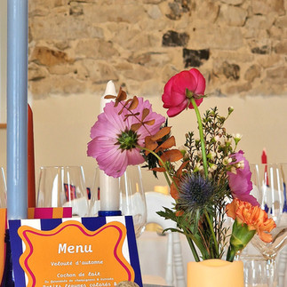 décoration de mariage garnie et coloré, avec du bleu du Maroc, du orange et du rose
