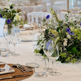 décoration de mariage table avec bouquet de fleurs d'honneur