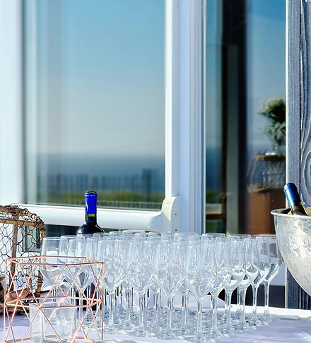 photo d'un vin d'honneur sur la terrasse attenante à la petite salle de dans eet au bar avec une vue unique sur la mer d'Iroise