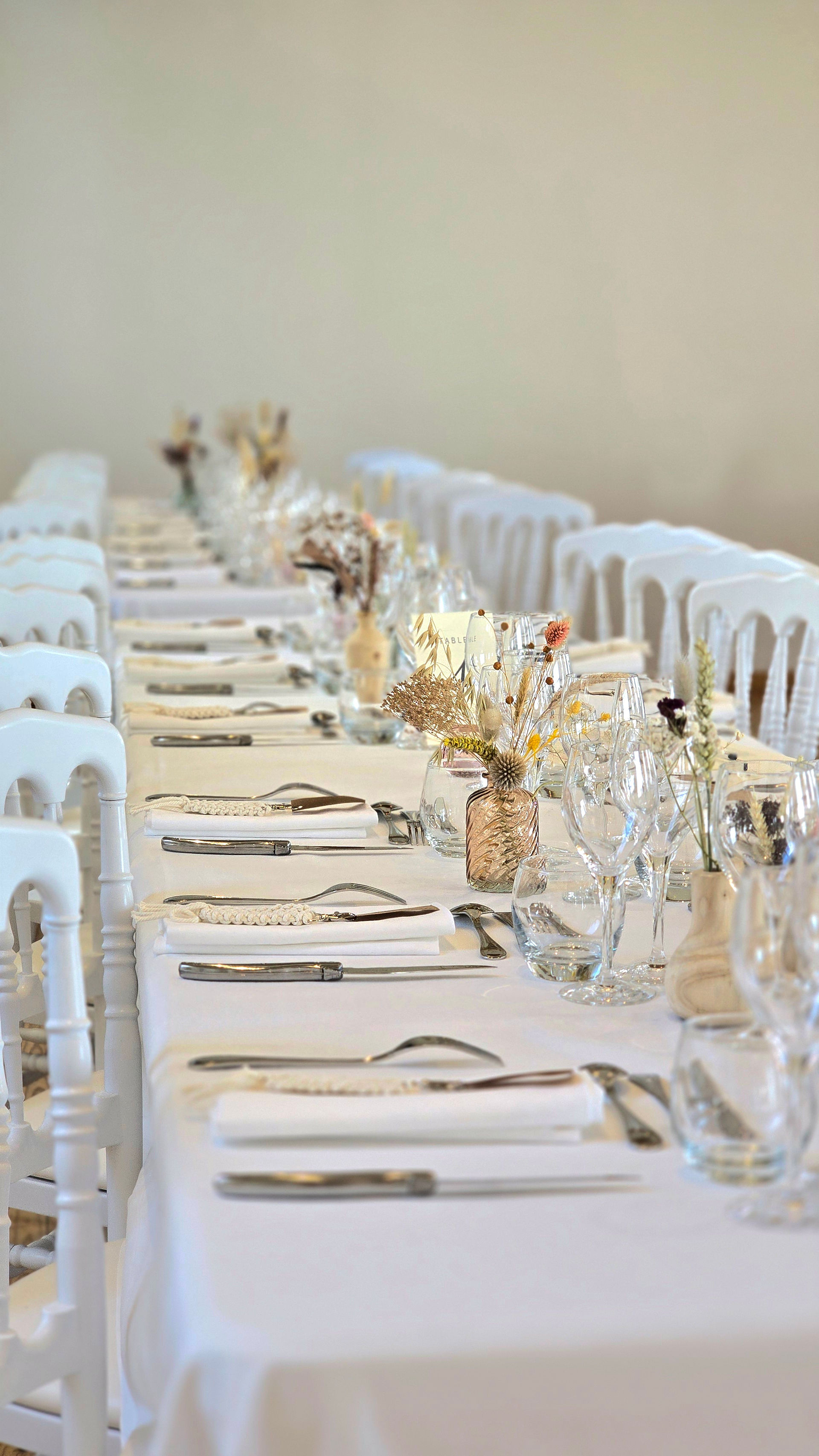 décoration de mariage table avec couverts