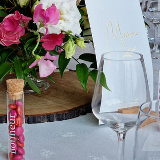 décoration de mariage menu avec centre de table fleurs roses