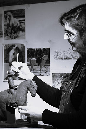 Anne Christine Wellenstein sur une sculpture