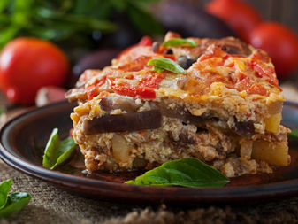 Flan d’aubergines au bœuf et à la sauce tomate