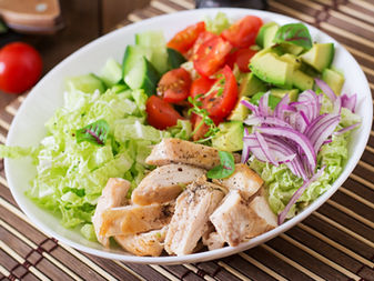 Salade au poulet, concombre et tomates cerise