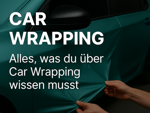 Car Wrapping in Aktion: Eine matte, türkisfarbene Folie wird präzise auf die Fahrzeugseite aufgebracht. Zwei Hände spannen die Folie sorgfältig über die Karosserie. 