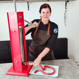 Catharina beim Wurstmachen