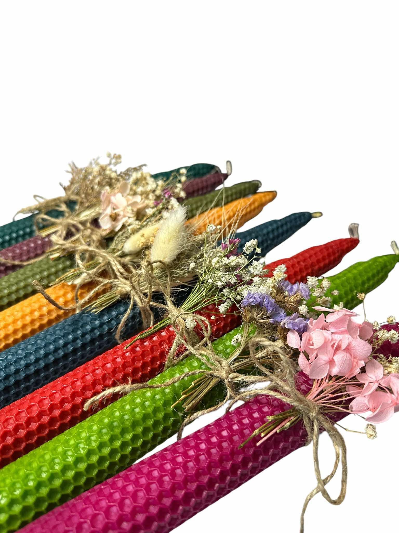 Πασχαλινή λαμπάδα χρωματιστή αγνό μελισσοκέρι - κηρήθρα με αποξηραμένα λουλούδια