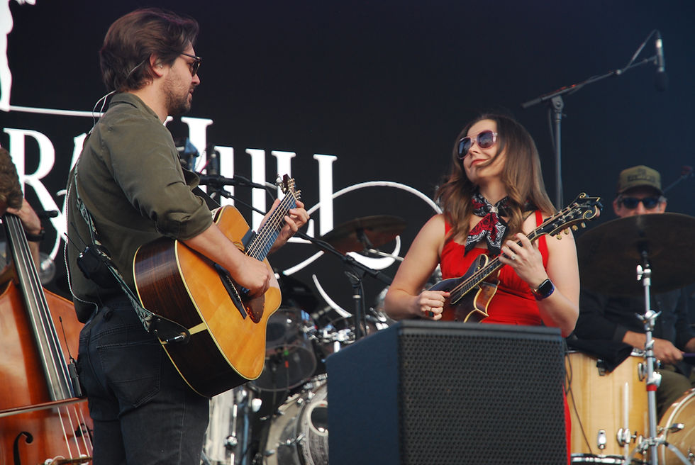 Sierra Hull & guitarist Shaun Richardson – photo by Louise Geri