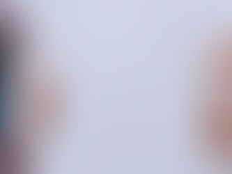 Mann und Frauen sitzen sich an einem Tisch gegenüber