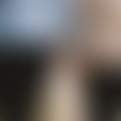 Zwei Frauen halten ihre Hand