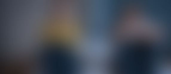 Paar sitzend und schweigend nebeneinander