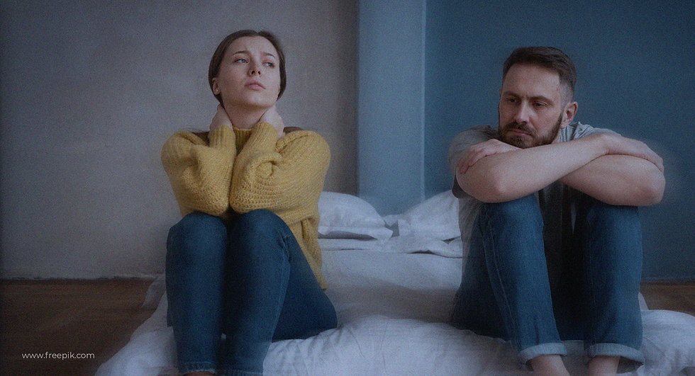 Paar sitzend und schweigend nebeneinander