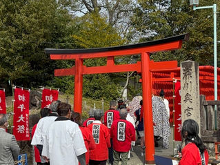 毎年、同じ形式のビジネス手帳を使用しています。 年末の11月前半に購入、後半には、翌年の会議、行事、委員会予定など書きこみます。 そして、日々、手直し、追加記入、伝言メモなどを張り替え・・・一週間のページは、週末には真っ黒です。 まわりのスタッフから「施設長の字は“個性的すぎて”読めません」(笑)と言われています。 手帳の中は、「水曜日」あたりにはめちゃくちゃな字体でいっぱいに使い込み、“人さま”には読めません。