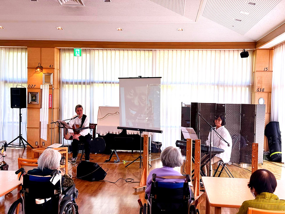 サックスとキーボードを演奏する「かふぇじゃず」の夫婦ユニットが、笑顔でパフォーマンスを行っているミソノピアのステージ