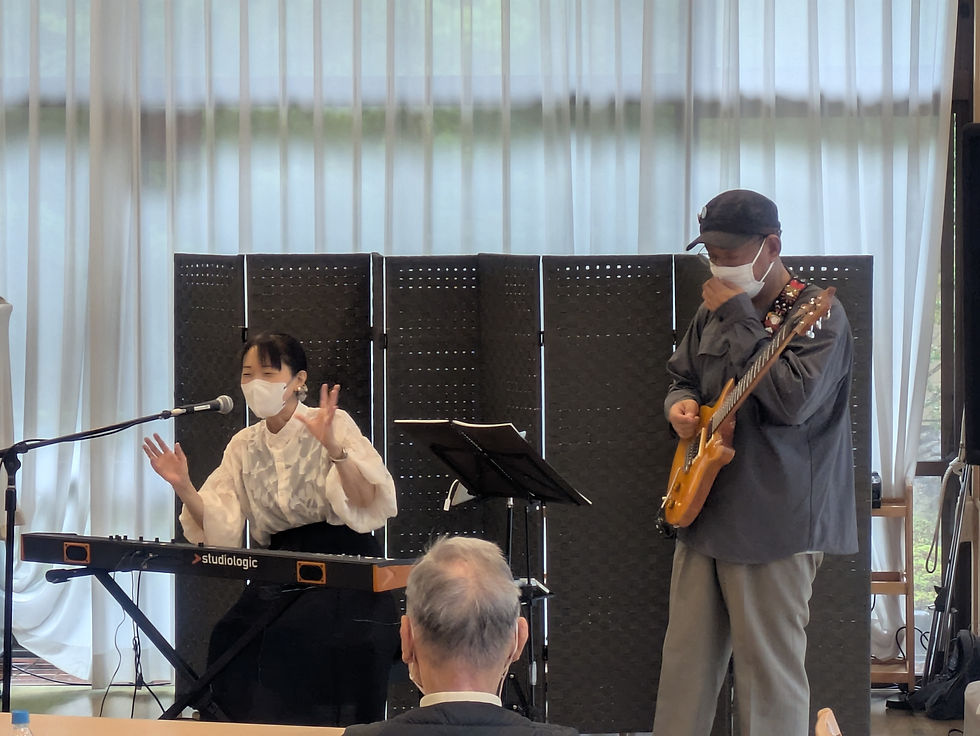 瀬戸市の老人ホーム「ミソノピア」で人気のテーマソングを演奏する音楽ユニット「Fruits sand」様